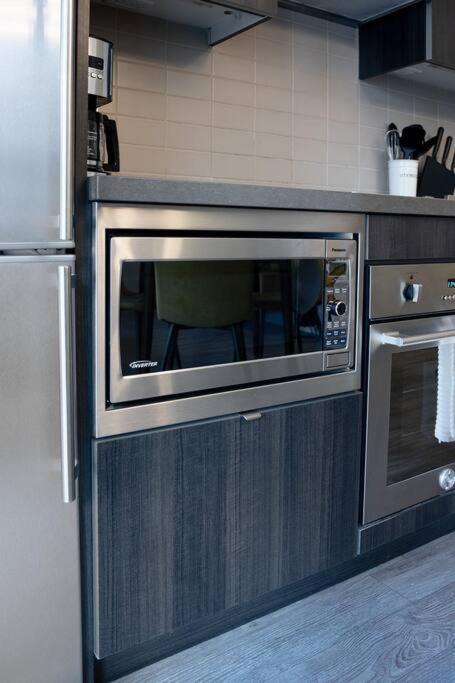Chic 1-Br Condo; Parking Included; Downtown Core Toronto Esterno foto