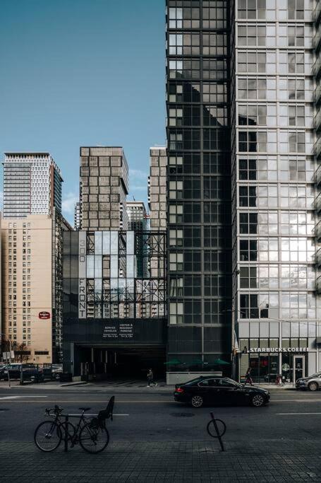 Chic 1-Br Condo; Parking Included; Downtown Core Toronto Esterno foto