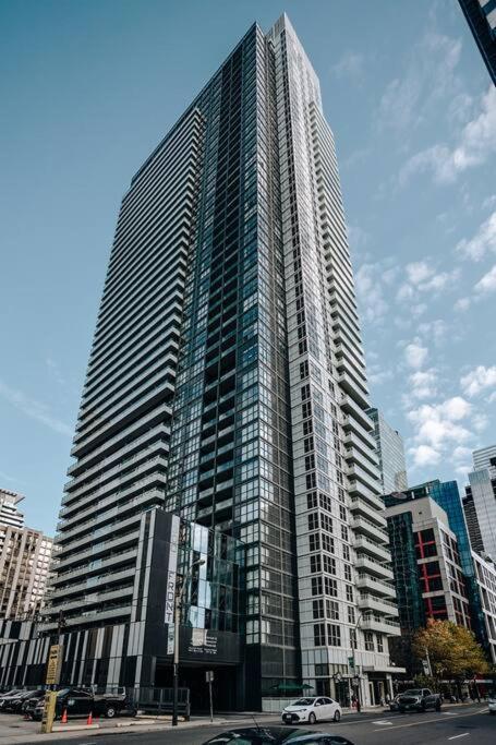 Chic 1-Br Condo; Parking Included; Downtown Core Toronto Esterno foto