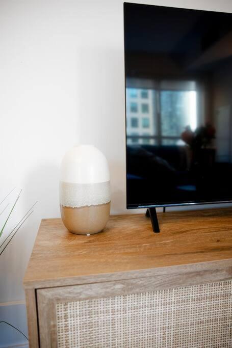 Chic 1-Br Condo; Parking Included; Downtown Core Toronto Esterno foto