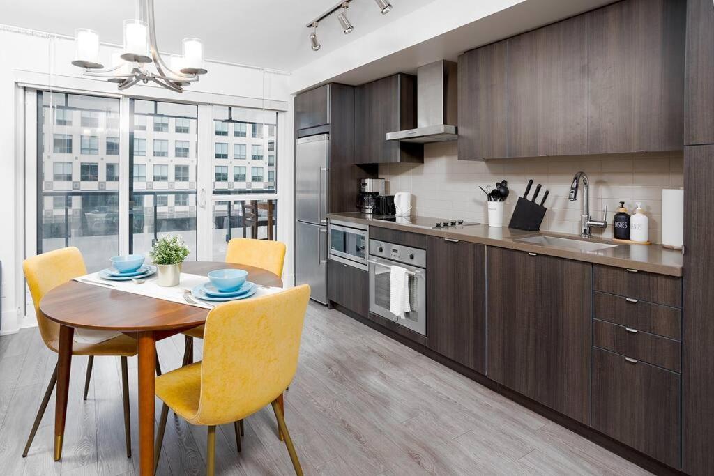 Chic 1-Br Condo; Parking Included; Downtown Core Toronto Esterno foto
