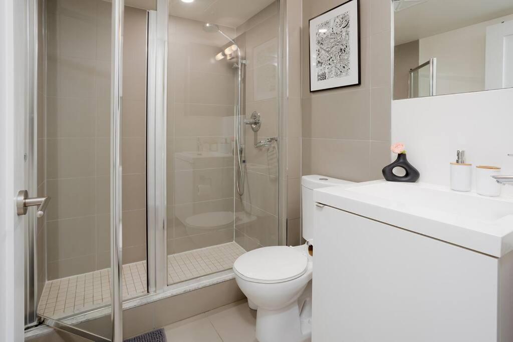 Chic 1-Br Condo; Parking Included; Downtown Core Toronto Esterno foto