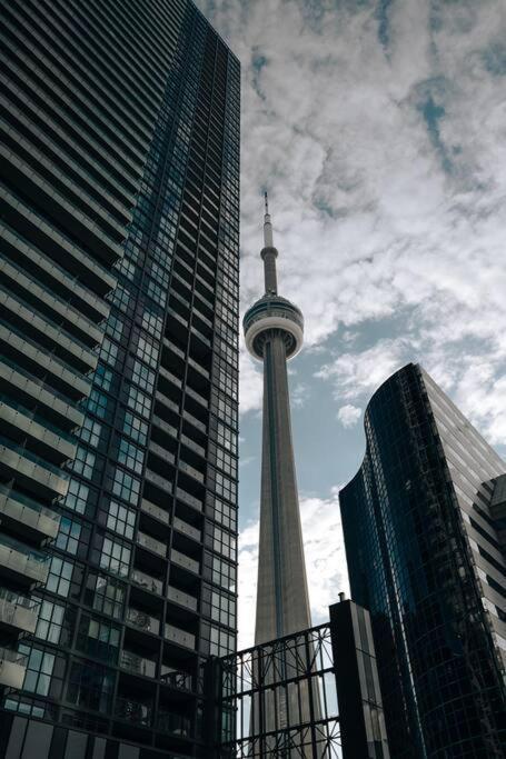 Chic 1-Br Condo; Parking Included; Downtown Core Toronto Esterno foto