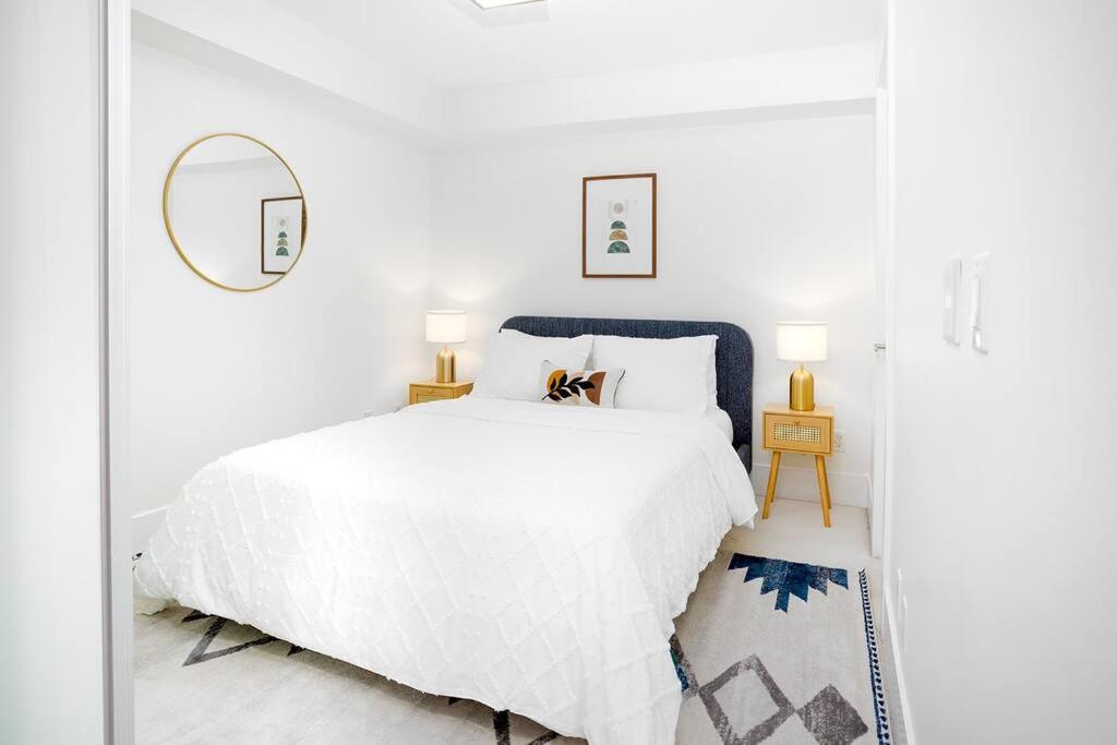 Chic 1-Br Condo; Parking Included; Downtown Core Toronto Esterno foto