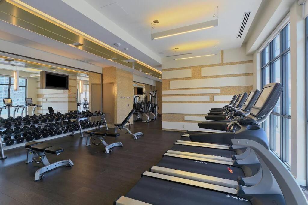 Chic 1-Br Condo; Parking Included; Downtown Core Toronto Esterno foto