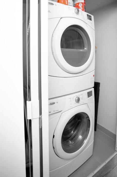 Chic 1-Br Condo; Parking Included; Downtown Core Toronto Esterno foto