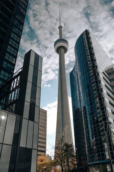 Chic 1-Br Condo; Parking Included; Downtown Core Toronto Esterno foto