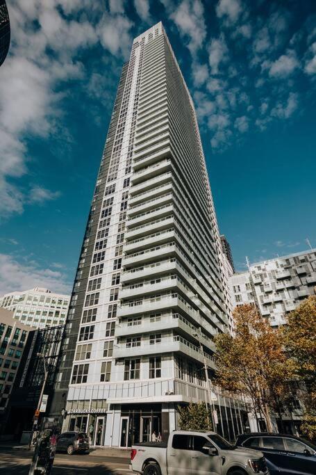 Chic 1-Br Condo; Parking Included; Downtown Core Toronto Esterno foto