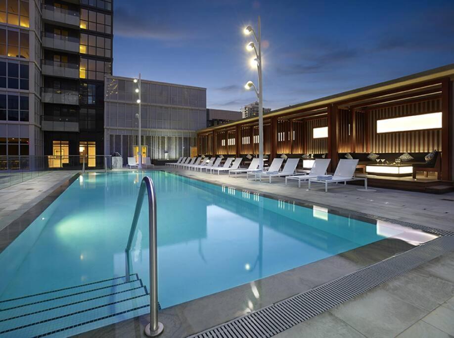 Chic 1-Br Condo; Parking Included; Downtown Core Toronto Esterno foto