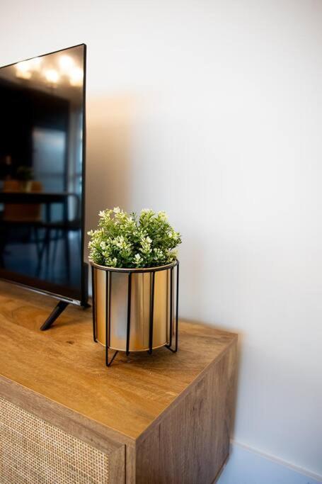 Chic 1-Br Condo; Parking Included; Downtown Core Toronto Esterno foto