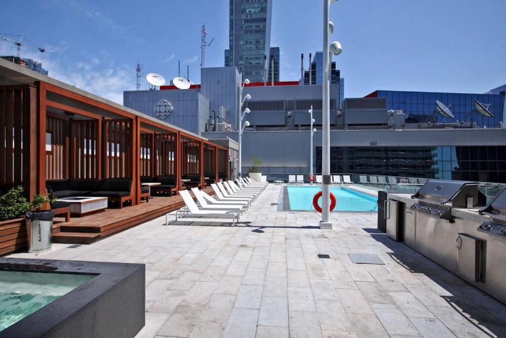 Chic 1-Br Condo; Parking Included; Downtown Core Toronto Esterno foto
