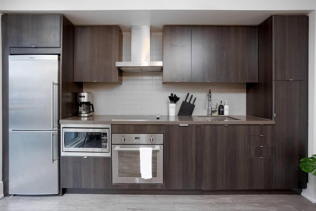 Chic 1-Br Condo; Parking Included; Downtown Core Toronto Esterno foto