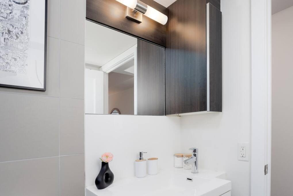 Chic 1-Br Condo; Parking Included; Downtown Core Toronto Esterno foto