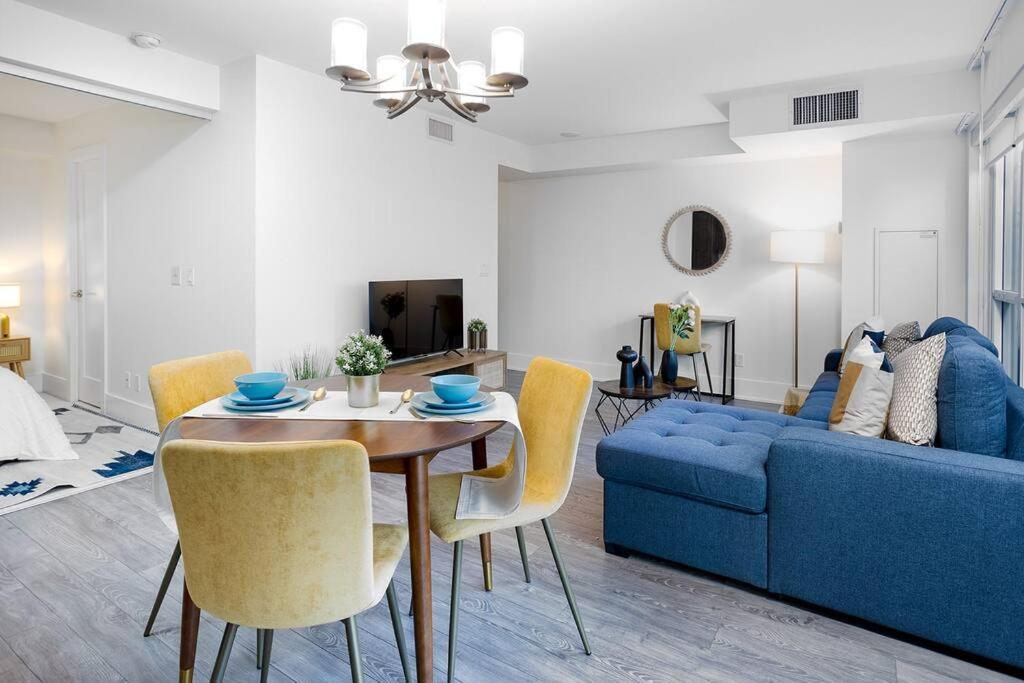 Chic 1-Br Condo; Parking Included; Downtown Core Toronto Esterno foto