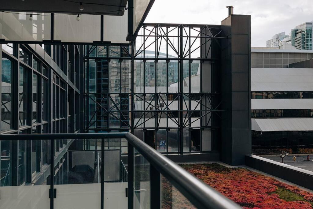Chic 1-Br Condo; Parking Included; Downtown Core Toronto Esterno foto