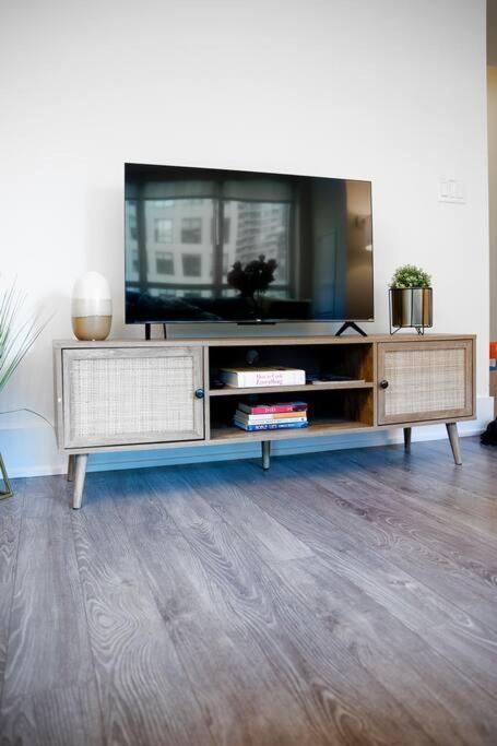 Chic 1-Br Condo; Parking Included; Downtown Core Toronto Esterno foto