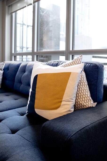 Chic 1-Br Condo; Parking Included; Downtown Core Toronto Esterno foto