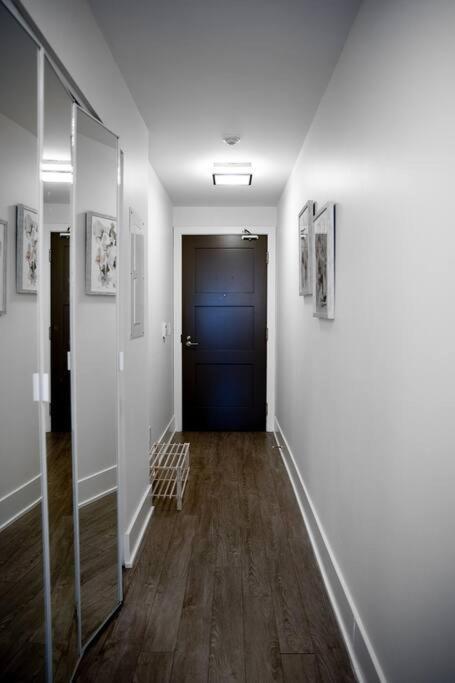 Chic 1-Br Condo; Parking Included; Downtown Core Toronto Esterno foto